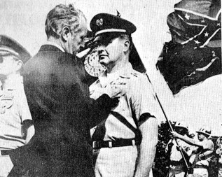 Wren Walters receiving the Kentucky Medal for Valor from Governor Ford